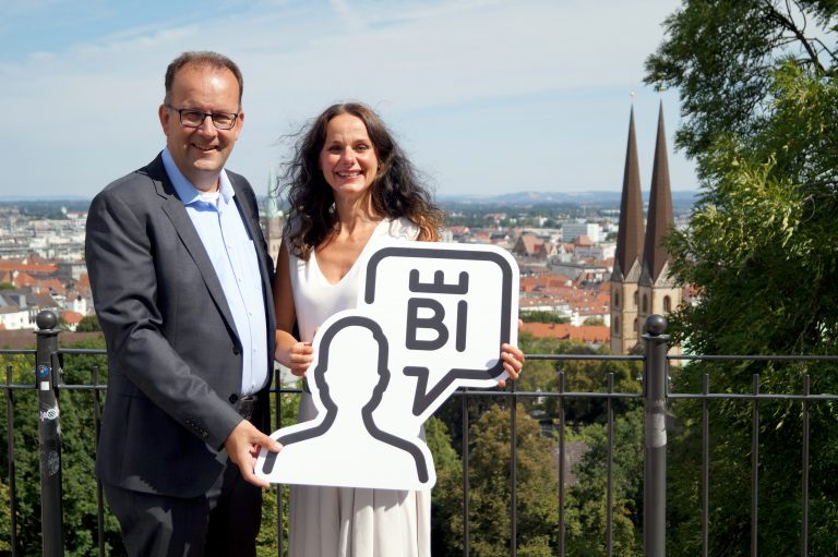 Bereits zum zweiten Mal können Menschen in Bielefeld sich beteiligen, wenn es um das Vermarktungskonzept für ihre Stadt geht, erklären Kati Bölefahr und Martin Knabenreich (beide Bielefeld Marketing). (Foto: Bielefeld Marketing)