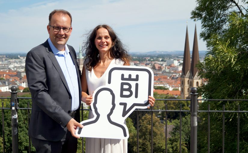 Bereits zum zweiten Mal können Menschen in Bielefeld sich beteiligen, wenn es um das Vermarktungskonzept für ihre Stadt geht, erklären Kati Bölefahr und Martin Knabenreich (beide Bielefeld Marketing). (Foto: Bielefeld Marketing)