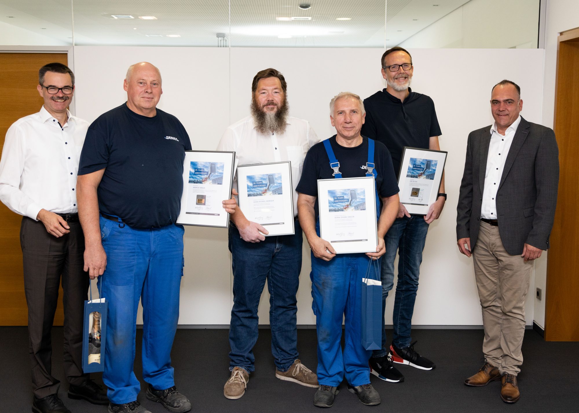 Feierstunde bei DENIOS: Die beiden Managing Directors Alexander Dolipski (COO, ganz links) sowie Horst Rose (CSO, ganz rechts) gratulieren den vier Jubilaren: Andreas Braun, Michael Kroniger, Johann Zengler und Jens Deters (Foto: Denios SE)