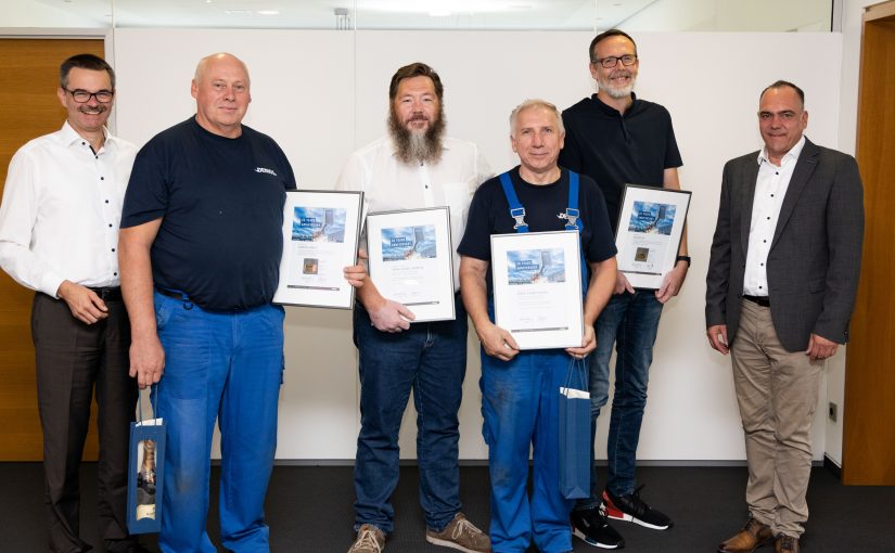 Feierstunde bei DENIOS: Die beiden Managing Directors Alexander Dolipski (COO, ganz links) sowie Horst Rose (CSO, ganz rechts) gratulieren den vier Jubilaren: Andreas Braun, Michael Kroniger, Johann Zengler und Jens Deters (Foto: Denios SE)