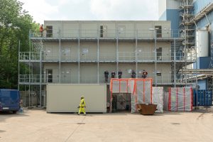 Die ELA Container auf dem Betriebsgelände der Papierfabrik wurden platzsparend übereinandergestapelt und die Etagen mit Treppen und Außenpodesten verbunden. (Foto: ELA Container GmbH)