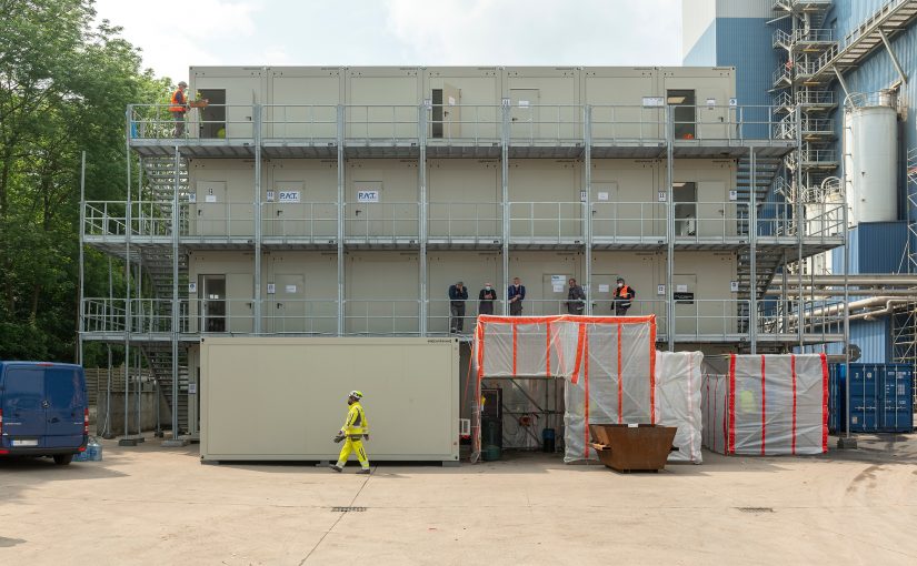 Die ELA Container auf dem Betriebsgelände der Papierfabrik wurden platzsparend übereinandergestapelt und die Etagen mit Treppen und Außenpodesten verbunden. (Foto: ELA Container GmbH)