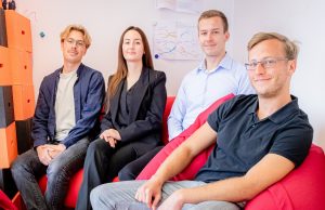 Im Seminar „Geschäftsprozessmanagement“ an der FH Münster schlüpften Henning Hallmann, Anna Yilmaz, David Schulze, Patrick Schulze (v. l.) und Tobias Koch (nicht im Bild) in die Rolle von studentischen Berater*innen. (Foto: FH Münster/Katharina Urbaniak)