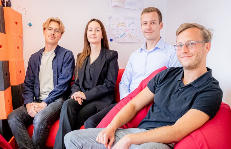 Im Seminar „Geschäftsprozessmanagement“ an der FH Münster schlüpften Henning Hallmann, Anna Yilmaz, David Schulze, Patrick Schulze (v. l.) und Tobias Koch (nicht im Bild) in die Rolle von studentischen Berater*innen. (Foto: FH Münster/Katharina Urbaniak)