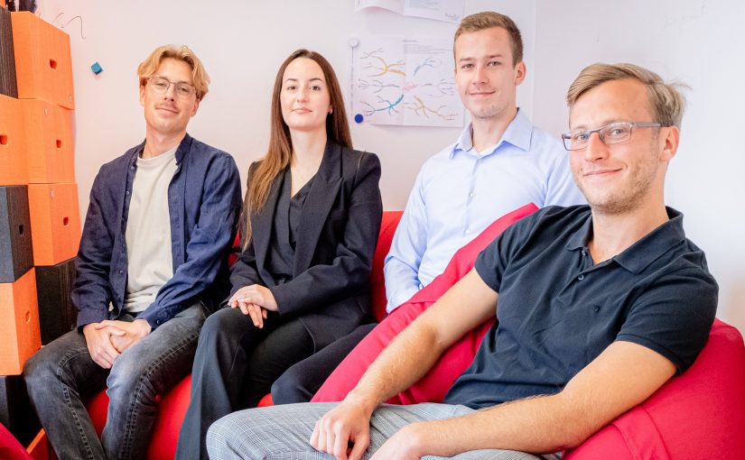 Im Seminar „Geschäftsprozessmanagement“ an der FH Münster schlüpften Henning Hallmann, Anna Yilmaz, David Schulze, Patrick Schulze (v. l.) und Tobias Koch (nicht im Bild) in die Rolle von studentischen Berater*innen. (Foto: FH Münster/Katharina Urbaniak)