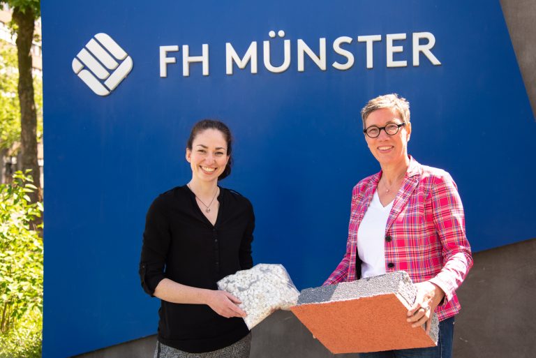 Jana Winkelkötter (v. l.) und Prof. Dr. Sabine Flamme von der FH Münster forschen zur energetischen und stofflichen Verwertung von Wärmedämmverbundsystemen (rechts). (Foto: FH Münster/Michelle Liedtke)