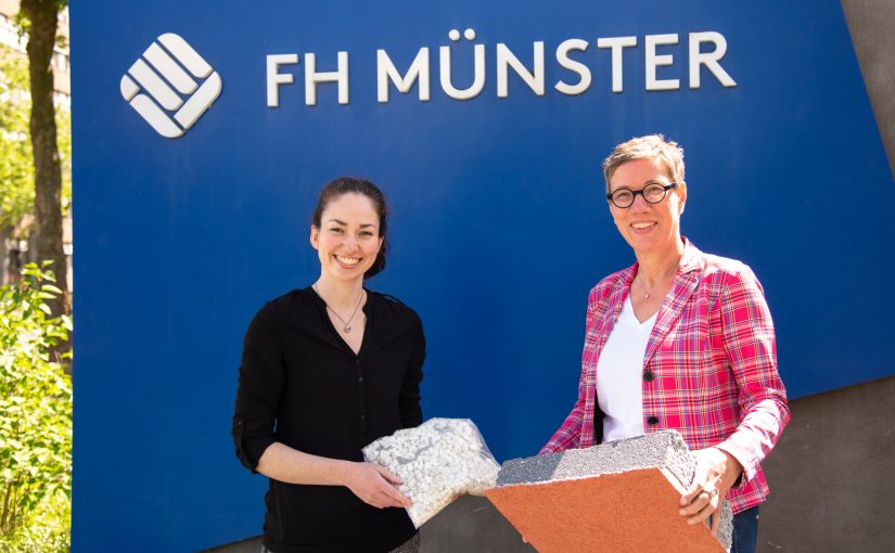 Jana Winkelkötter (v. l.) und Prof. Dr. Sabine Flamme von der FH Münster forschen zur energetischen und stofflichen Verwertung von Wärmedämmverbundsystemen (rechts). (Foto: FH Münster/Michelle Liedtke)