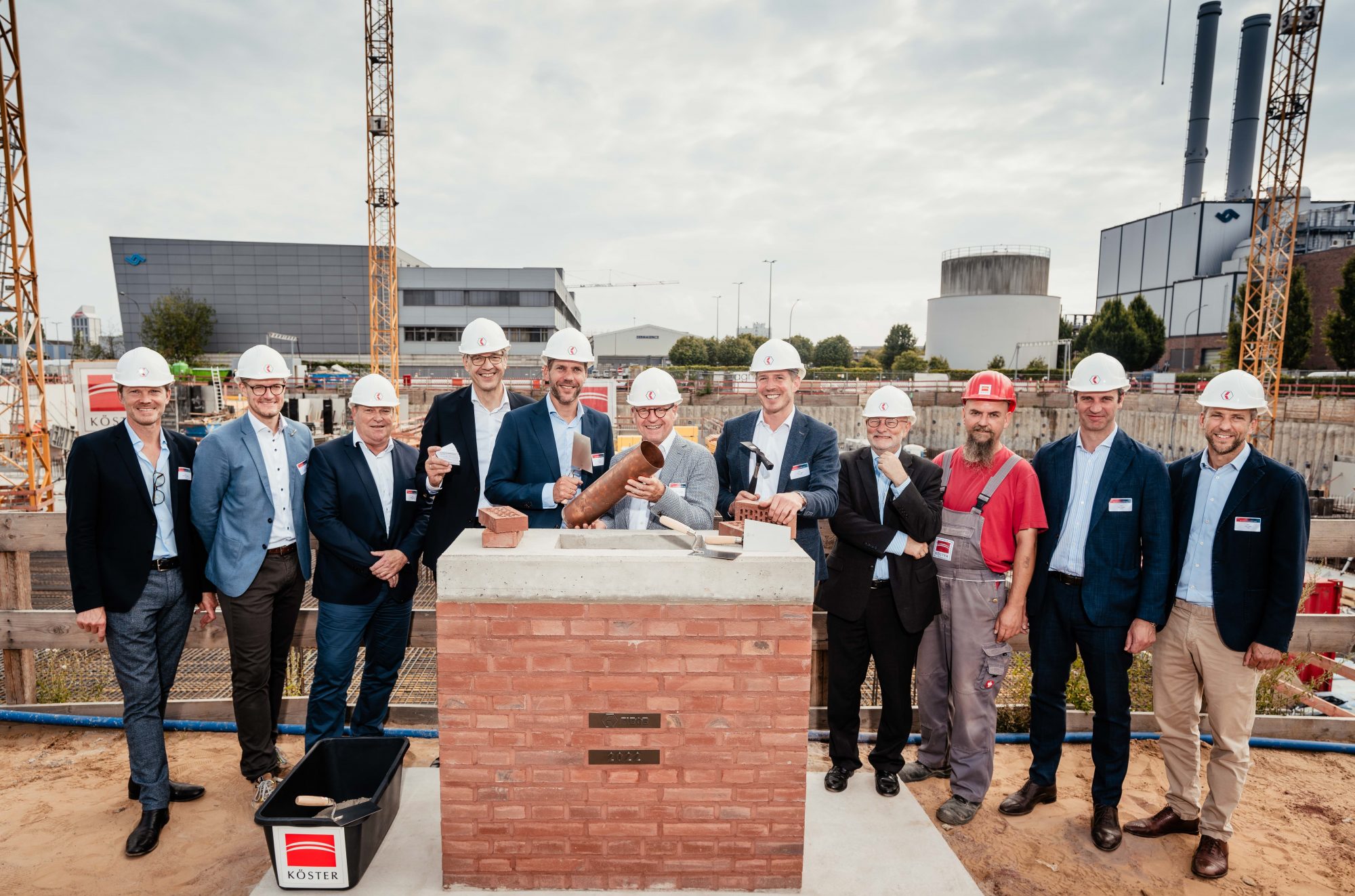 Legten den Grundstein für das neue Bürogebäude von FIEGE am Münsteraner Stadthafen: Markus Lohaus (AGN), Kai Alfermann (Fiege Real Estate), Rudolf Jakoby (Köster GmbH), Norbert Hensel (Kleihues + Kleihues), Felix Fiege, Münsters Oberbürgermeister Markus Lewe, Jens Fiege, Christian Mosel (Ärzteversorgung Westfalen-Lippe), Polier Torsten Lauschke (Köster GmbH), Nils Köster (Köster GmbH), Jan Fiege (v.l.n.r.). (Foto: Fiege)