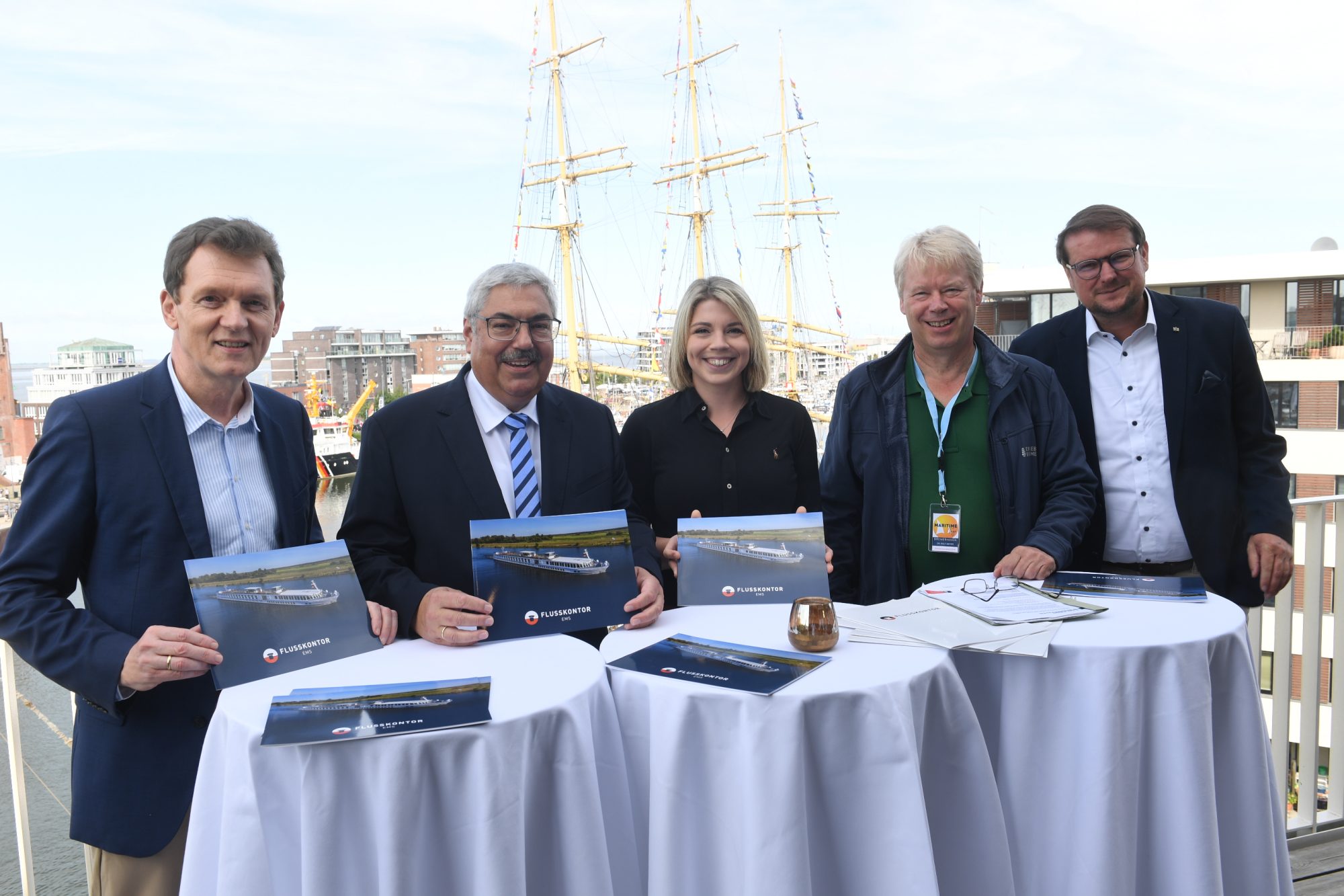 Freuen sich auf den gemeinsamen Ausbau der Weser-Ems-Region zur Destination für Flusskreuzfahrtschiffe (von links): Oberbürgermeister Dieter Krone (Lingen), Oberbürgermeister Melf Grantz (Bremerhaven), Bürgermeisterin Vanessa Gattung (Papenburg), Dr. Ralf Meyer (Geschäftsführer Erlebnis Bremerhaven GmbH) und Oberbürgermeister Tim Kruithoff (Emden). (Foto: Stadt Lingen)