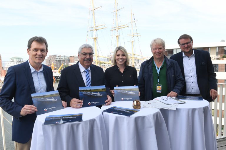 Freuen sich auf den gemeinsamen Ausbau der Weser-Ems-Region zur Destination für Flusskreuzfahrtschiffe (von links): Oberbürgermeister Dieter Krone (Lingen), Oberbürgermeister Melf Grantz (Bremerhaven), Bürgermeisterin Vanessa Gattung (Papenburg), Dr. Ralf Meyer (Geschäftsführer Erlebnis Bremerhaven GmbH) und Oberbürgermeister Tim Kruithoff (Emden). (Foto: Stadt Lingen)