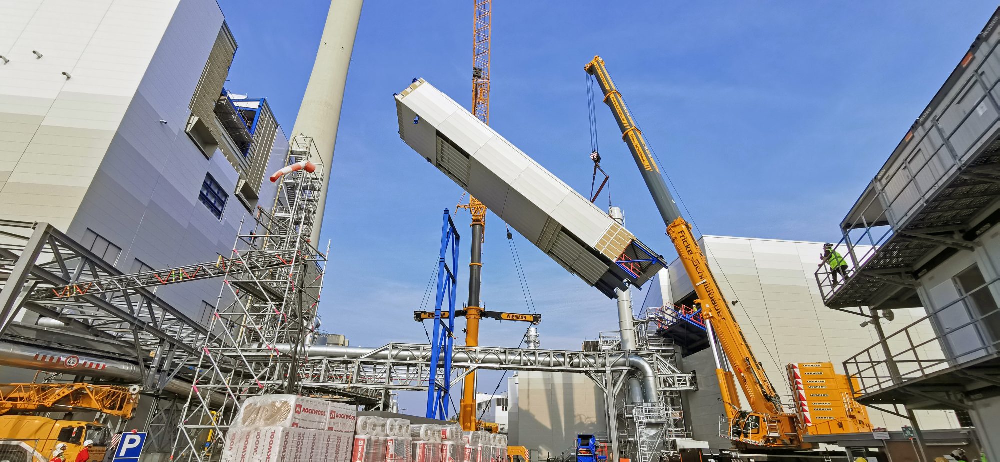Die erste Hälfte der Förderbrücke wurde bereits am Donnerstag eingehoben. (Foto: BS|ENERGY)