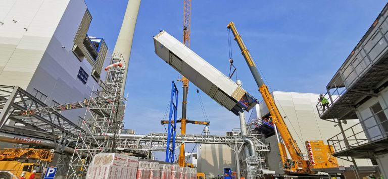 Die erste Hälfte der Förderbrücke wurde bereits am Donnerstag eingehoben. (Foto: BS|ENERGY)