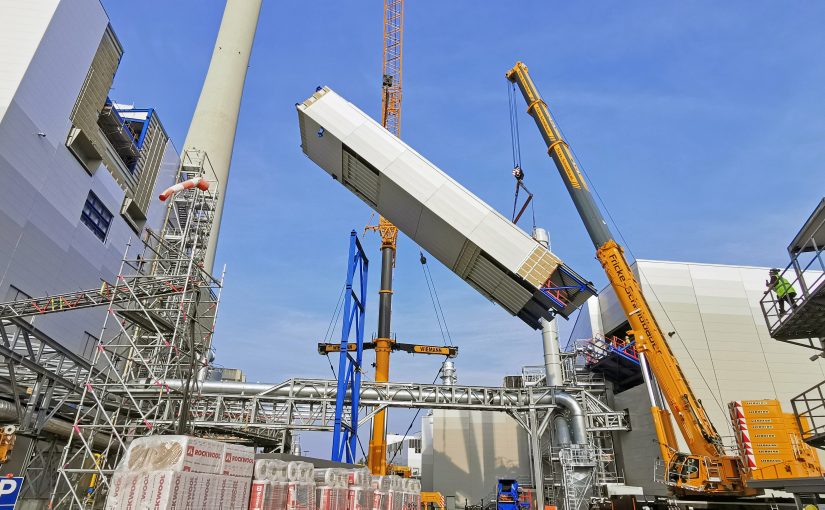 Förderbrücke auf HKW-Gelände installiert: Nun kann Altholz vom Lager ins Biomasseheizkraftwerk transportiert werden