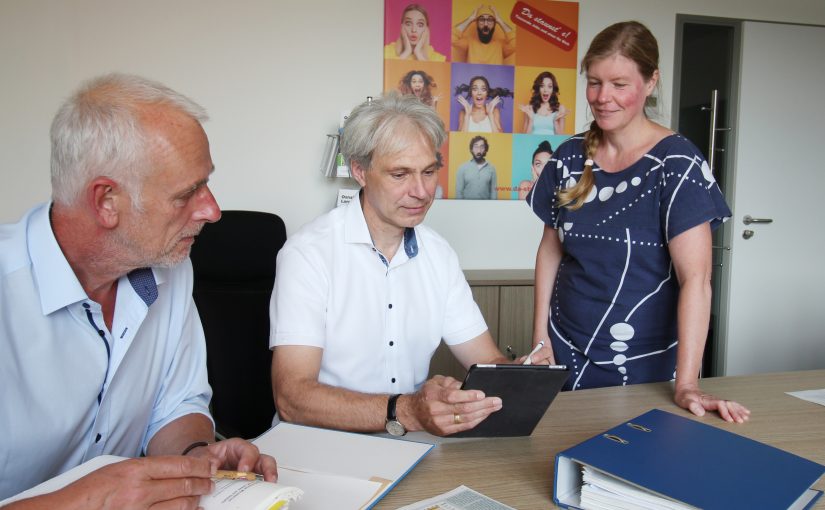 Thomas Serries, Leiter des WIGOS-UnternehmensService (li.) und Andrea Frosch (WIGOS-UnternehmensService) freuen sich mit Michael Schnaider, Konsortialleiter des Mittelstand 4.0-Kompetenzzentrum Lingen, über die Weiterführung des Geschäftsmodell-Checks. (Foto: Eckhard Wiebrock)