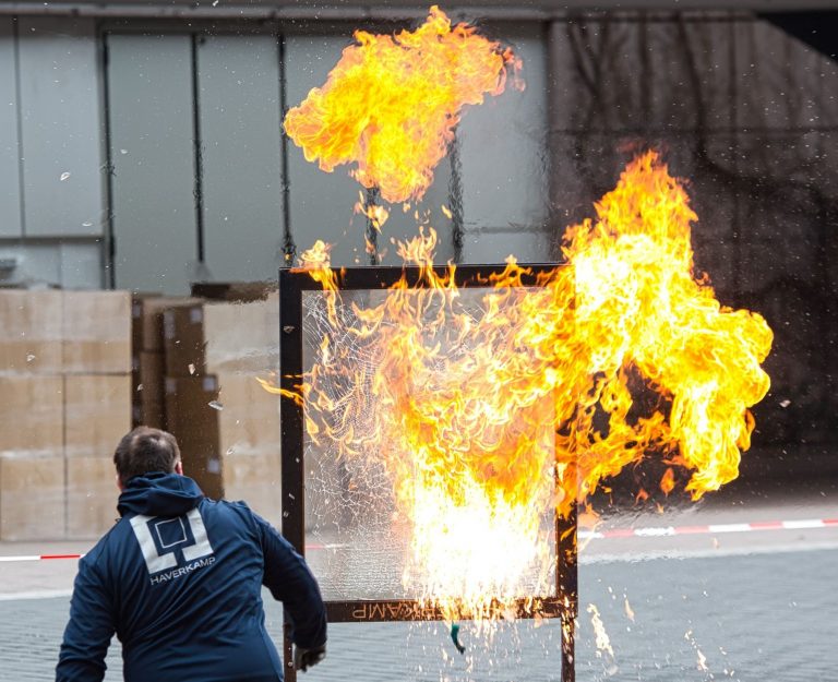 Beschichtete Flachglasscheibe wird mit Molotowcocktail beworfen (Foto: EMW GmbH)