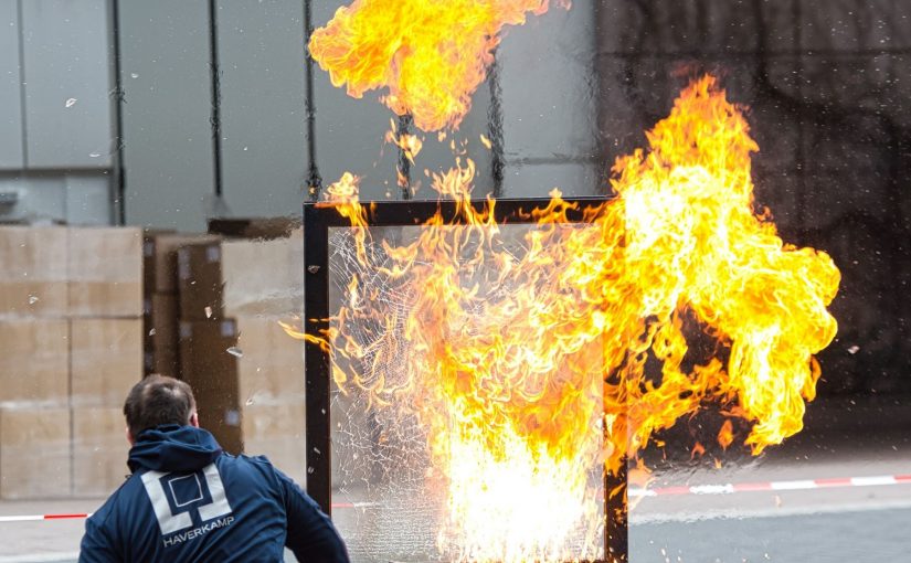 Beschichtete Flachglasscheibe wird mit Molotowcocktail beworfen (Foto: EMW GmbH)