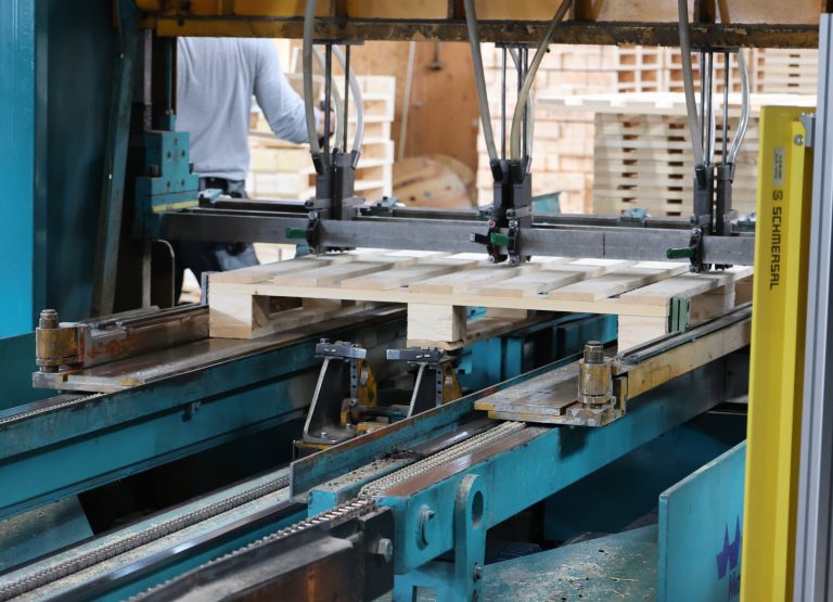 Blick in eine Palettenfertigungslinie. (Foto: HPE)