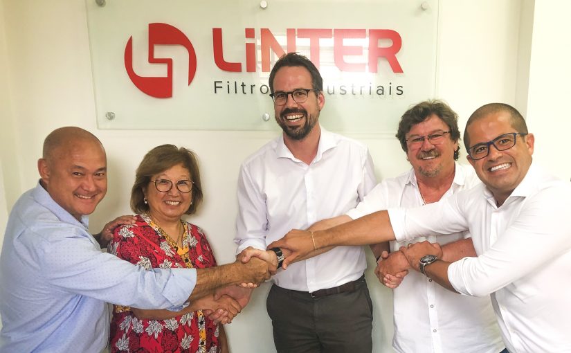 Nach der Vertragsunterzeichnung in São Paulo, v.li.: Luiz Mirara (Geschäftsführer Hengst Indústria de Filtros Ltda.), Mitsue M. Goya (Inhaberin Linter Filtros Industriais), Christopher Heine (CEO Hengst SE), Ronald Wilhelm (Inhaber Beckins und Cibrafi), Marco Bertolin (CFO - Hengst Indústria de Filtros Ltda.) (Foto: Hengst SE)