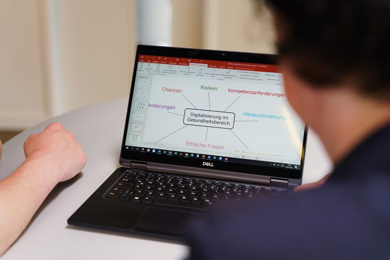 Teilnehmende des neuen Zertifikats "Digitalisierung im Gesundheitswesen" der FH Bielefeld setzen sich mit den Chancen, Risiken und Herausforderungen digitaler Technologien im Berufsalltag auseinander. (Foto: Felix Hüffelmann/FH Bielefeld)