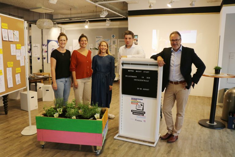 Bürgermeister Helmut Knurbein (rechts) informierte sich bei Indra Musiol (3. v. l.), Geschäftsführerin von JES, gemeinsam mit (v. l.) Martina Lögering, Eva Weusthof und Alexander Kassner, von der Wirtschaftsförderung und Ansprechpartner*innen rund um das Projekt „Meppen macht Stadt“, über den gelungenen Auftakt der Ideenzentrale. (Foto: Stadt Meppen)