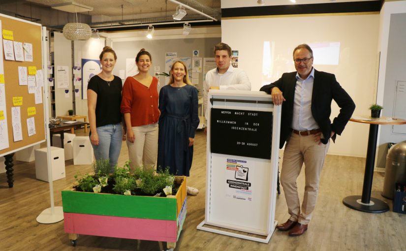 Bürgermeister Helmut Knurbein (rechts) informierte sich bei Indra Musiol (3. v. l.), Geschäftsführerin von JES, gemeinsam mit (v. l.) Martina Lögering, Eva Weusthof und Alexander Kassner, von der Wirtschaftsförderung und Ansprechpartner*innen rund um das Projekt „Meppen macht Stadt“, über den gelungenen Auftakt der Ideenzentrale. (Foto: Stadt Meppen)