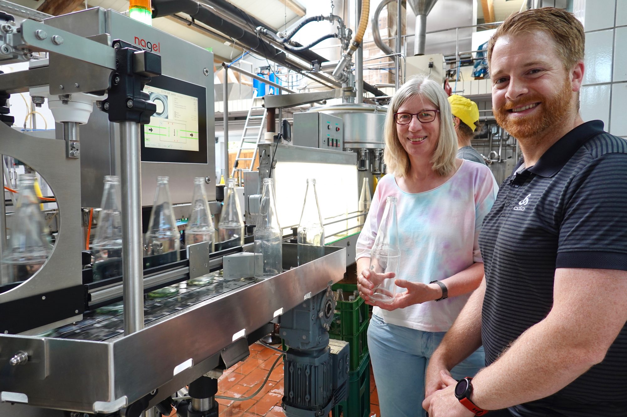 Claudia Himmelstoß erläutert André Schulenberg vom WIGOS-UnternehmensService die Funktion des Flascheninspektors. (Foto: Sandra Joachim-Meyer)
