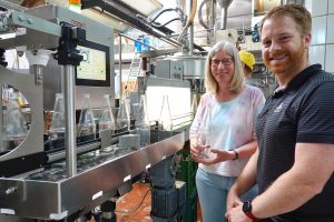 Claudia Himmelstoß erläutert André Schulenberg vom WIGOS-UnternehmensService die Funktion des Flascheninspektors. (Foto: Sandra Joachim-Meyer)