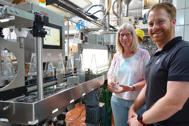 Claudia Himmelstoß erläutert André Schulenberg vom WIGOS-UnternehmensService die Funktion des Flascheninspektors. (Foto: Sandra Joachim-Meyer)