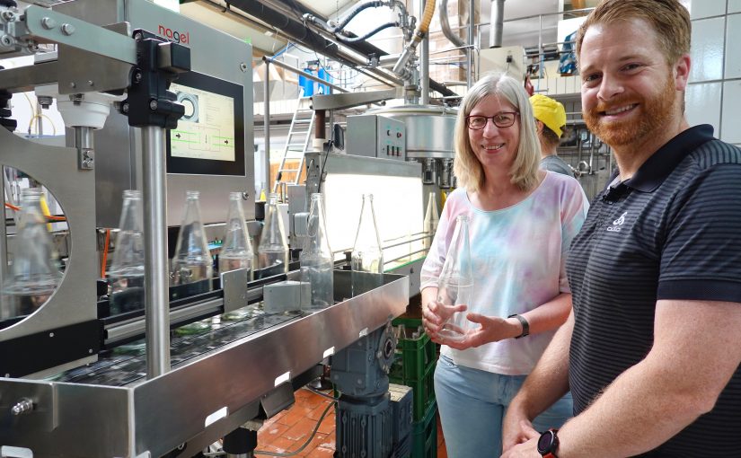 Claudia Himmelstoß erläutert André Schulenberg vom WIGOS-UnternehmensService die Funktion des Flascheninspektors. (Foto: Sandra Joachim-Meyer)