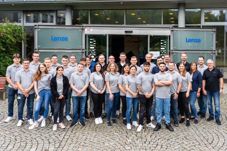 23 neue Auszubildende und duale Studenten starten bei Lenze in Groß Berkel ihre berufliche Zukunft (Foto: Lenze)