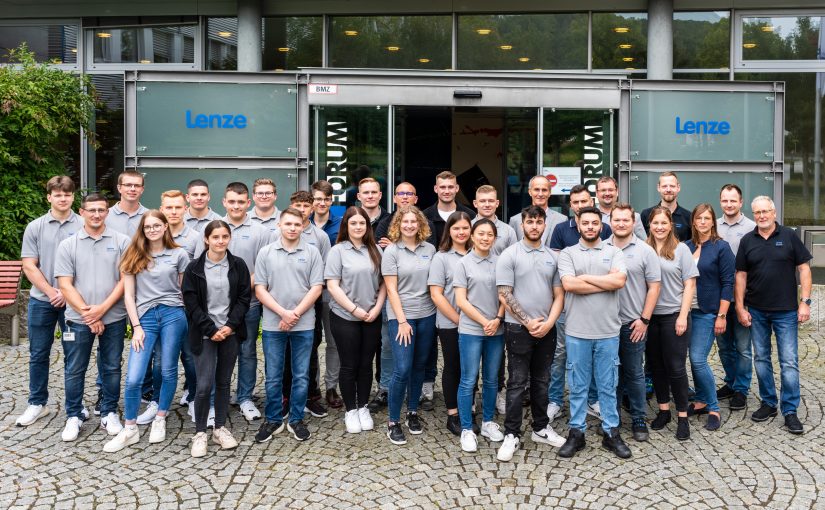 23 neue Auszubildende und duale Studenten starten bei Lenze in Groß Berkel ihre berufliche Zukunft (Foto: Lenze)