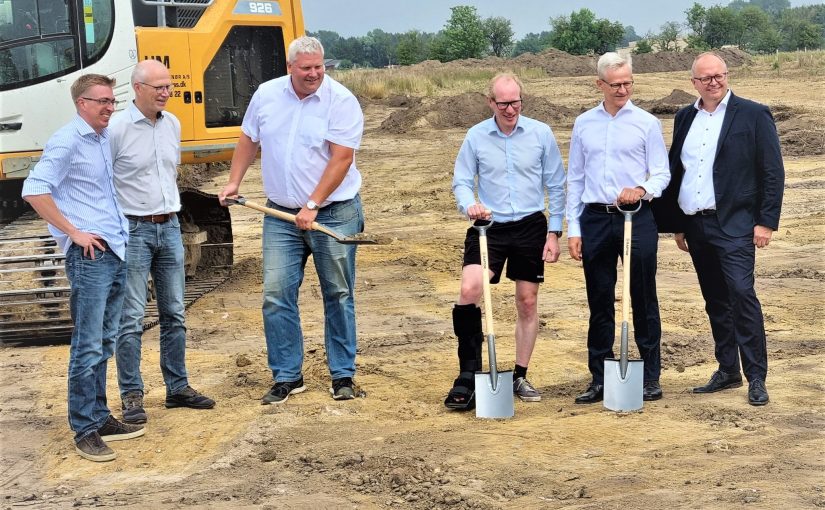 v.l.n.r.: Brian Steen Rolighed (Property Sales, Gemeinde Ringsted), Søren Qvist Hansen (Beratender Ingenieur, OBH-Gruppen A/S), Ulrik Schibler (Head of Enterprise and Engineering, Ajcon), Henrik Hvidesten (Bürgermeister von Ringsted), Ole Brødsgaard (Co-Managing Director Nordics, Nagel-Group) und Jens Olesen (Director Transport Denmark, Nagel-Group) (Foto: Nagel Group)