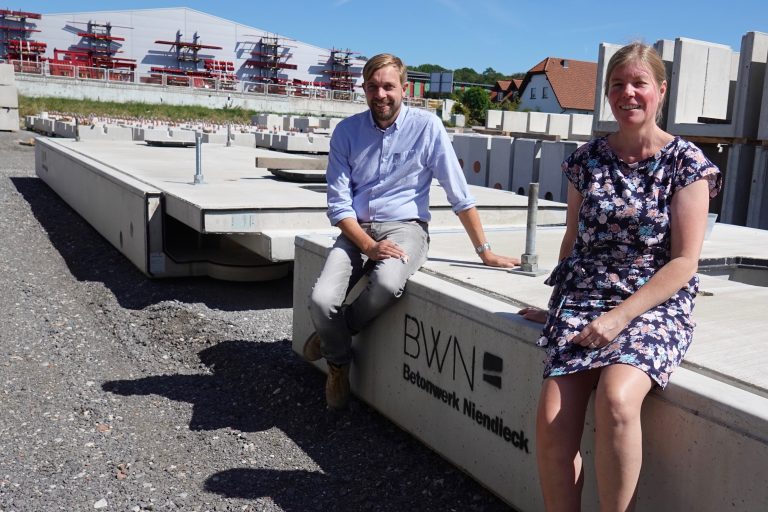 BWN-Geschäftsführer Jens Niendieck erläuterte Andrea Frosch vom WIGOS-UnternehmensService die Entwicklung des Betonwerks nach der Übernahme des Familienbetriebs. (Foto: Sandra Joachim-Meyer)