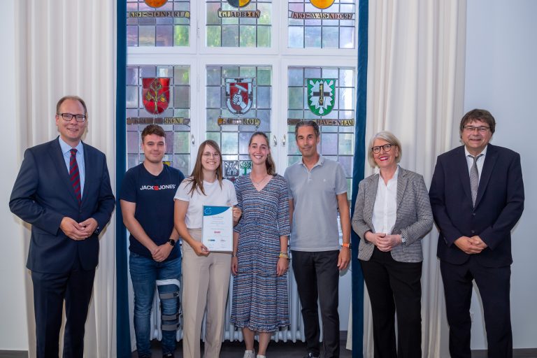 herotec erhielt ein weiteres Mal das ÖKOPROFIT-Label. Bei der Preisverleihung waren anwesend (v.l.n.r.): Daniel Hartmann (NRW-Ministerium für Umwelt, Naturschutz und Verkehr), Colin Scharnewski, Nele Sahm, Kim Heuser und Thomas Heuser (herotec), Petra Michalczak-Hülsmann (gfw Warendorf) sowie Münsters OB Klaus Rosenau. (Foto: herotec GmbH Flächenheizung, Ahlen)