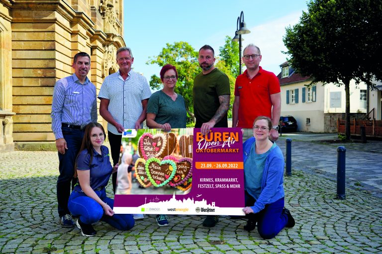 Freuen sich auf den traditionellen Oktobermarkt (v.l): Bürgermeister Burkhard Schwuchow, Anna-Lena Eggebrecht (ProjectPartner Kleeschulte), Martin Stich (Bock auf Büren), Ramona Dietz (Plopp-Shop, Festwirtin), Christopher Lutter (Krammarktmeister), Manuel Krenz (Abteilungsleiter Bürgerdienste) und Mareike Donay (Stadtmarketing). Nicht im Bild: Otto Bröckling (Vertretung der Schausteller). (Foto: Stadt Büren)