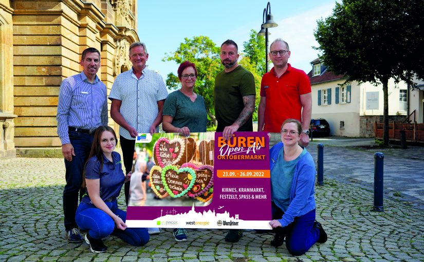 Freuen sich auf den traditionellen Oktobermarkt (v.l): Bürgermeister Burkhard Schwuchow, Anna-Lena Eggebrecht (ProjectPartner Kleeschulte), Martin Stich (Bock auf Büren), Ramona Dietz (Plopp-Shop, Festwirtin), Christopher Lutter (Krammarktmeister), Manuel Krenz (Abteilungsleiter Bürgerdienste) und Mareike Donay (Stadtmarketing). Nicht im Bild: Otto Bröckling (Vertretung der Schausteller). (Foto: Stadt Büren)