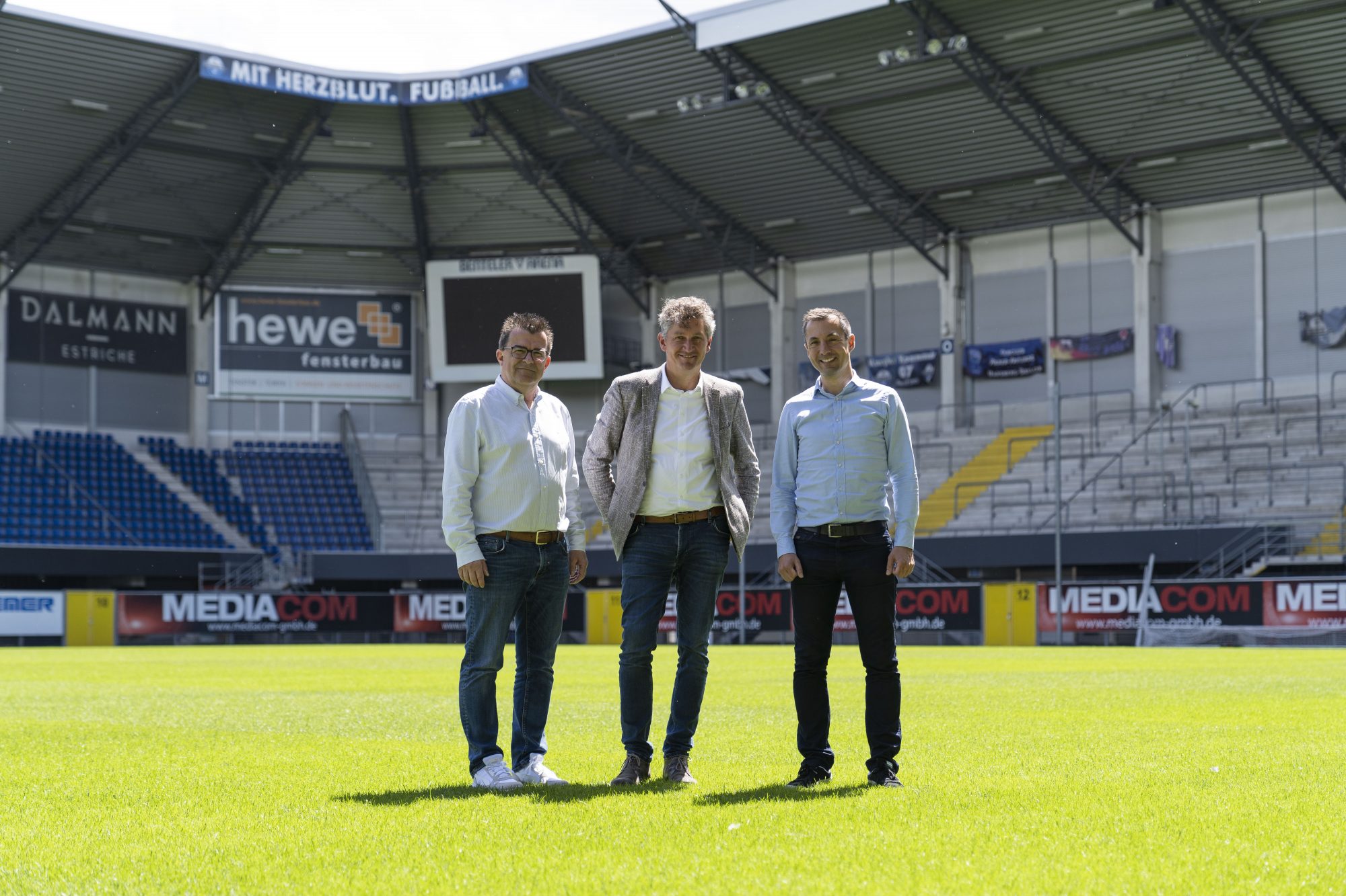 SCP07-Geschäftsführer Martin Hornberger (links) und Ralf Huschen, Geschäftsführer Finanzen beim SCP07 (rechts) zusammen mit Wirtschaftsförderer Frank Wolters. (Foto Tobias Vorwerk/WFG)