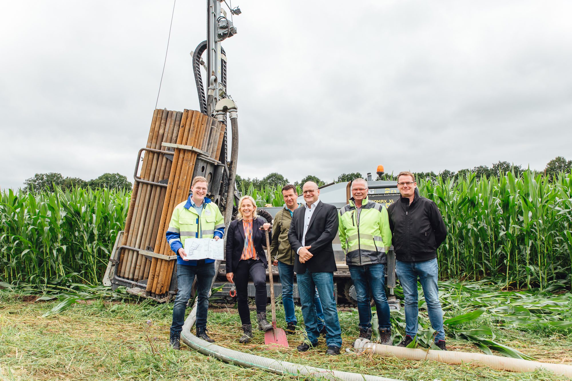Sie verschafften sich vor Ort einen Überblick über die Probebohrungen am Niestadt-weg: SWTE-Ingenieur Christoph Mersch (v.l.), Bürgermeisterin Christina Rählmann, Klimaschutzmanager Benedikt Donnermeyer, SWTE Netz-Geschäftsführer Tobias Kochh, Dirk Ewering, Fendesack Geotechnik, und Markus Floth, Bauamt Mettingen. (Foto: Eva Niestegge/Stadtwerke Tecklenburger Land)