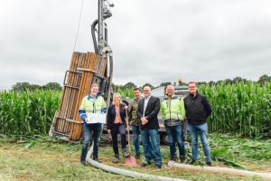 Sie verschafften sich vor Ort einen Überblick über die Probebohrungen am Niestadt-weg: SWTE-Ingenieur Christoph Mersch (v.l.), Bürgermeisterin Christina Rählmann, Klimaschutzmanager Benedikt Donnermeyer, SWTE Netz-Geschäftsführer Tobias Kochh, Dirk Ewering, Fendesack Geotechnik, und Markus Floth, Bauamt Mettingen. (Foto: Eva Niestegge/Stadtwerke Tecklenburger Land)