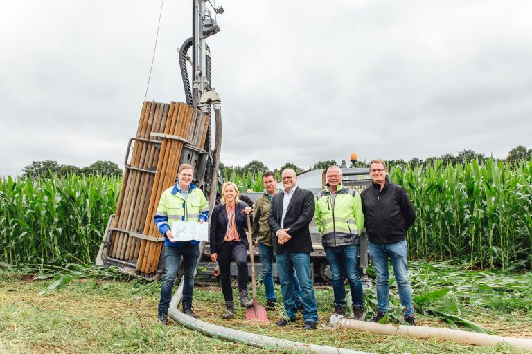 Sie verschafften sich vor Ort einen Überblick über die Probebohrungen am Niestadt-weg: SWTE-Ingenieur Christoph Mersch (v.l.), Bürgermeisterin Christina Rählmann, Klimaschutzmanager Benedikt Donnermeyer, SWTE Netz-Geschäftsführer Tobias Kochh, Dirk Ewering, Fendesack Geotechnik, und Markus Floth, Bauamt Mettingen. (Foto: Eva Niestegge/Stadtwerke Tecklenburger Land)