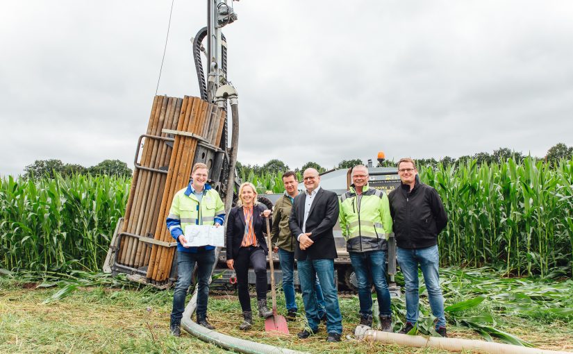 Sie verschafften sich vor Ort einen Überblick über die Probebohrungen am Niestadt-weg: SWTE-Ingenieur Christoph Mersch (v.l.), Bürgermeisterin Christina Rählmann, Klimaschutzmanager Benedikt Donnermeyer, SWTE Netz-Geschäftsführer Tobias Kochh, Dirk Ewering, Fendesack Geotechnik, und Markus Floth, Bauamt Mettingen. (Foto: Eva Niestegge/Stadtwerke Tecklenburger Land)