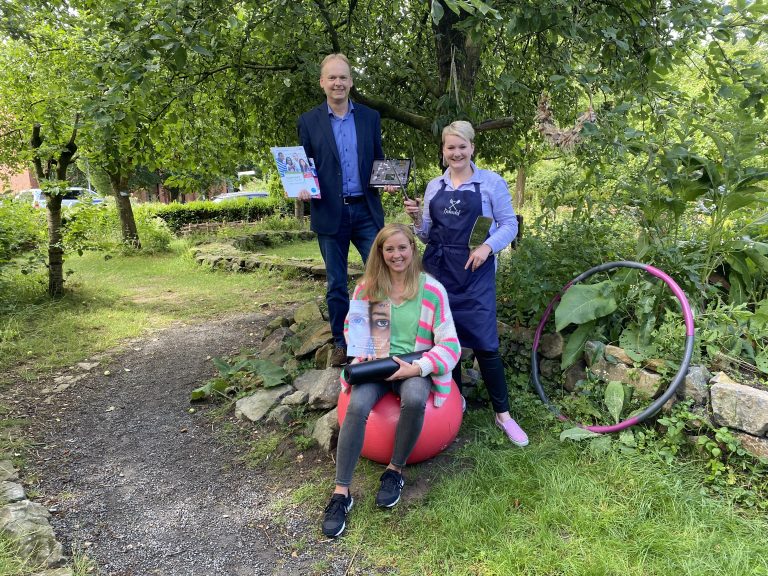 Freuen sich auf den Semesterstart: Mitarbeitende der Volkshochschule Osnabrücker Land (vhs). Jörg Temmeyer (Geschäftsführer), Sandra Schäfer (Außenstelle Hasbergen) und Johanna Gellrich (Regionalstelle Bramsche/ Wallenhorst) (von links nach rechts). (Foto: vhs Osnabrücker Land)