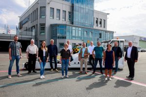 Freuen sich auf eine informative Veranstaltung (v. l.): Thomas Finke (Wirtschaftsförderung Gemeinde Borchen), Frank Segin (Klimaschutzmanager Stadt Bad Wünnenberg), Miriam Günther (Wirtschaftsförderung Energiestadt Lichtenau), Günter Voß (Klimaschutzmanager Energiestadt Lichtenau), Britta Tirre (Klimaschutzmanagerin Gemeinde Borchen), Martin Finger (Wirtschaftsförderung Stadt Bad Wünnenberg), Nicolas Westermeier (Handwerkskammer Ostwestfalen-Lippe), Michael Kubat (Wirtschaftsförderung Stadt Büren), Sam Seyfzadeh (Klimaschutzmanager Stadt Salzkotten), Petra Schepsmeier (Landesgesellschaft NRW.Energy4Climate), Sa-scha Glaser (Klimaschutzmanager Stadt Büren), Roland Hüser (Geschäftsführer Flughafen Paderborn/Lippstadt GmbH) (Foto: Stadt Büren)