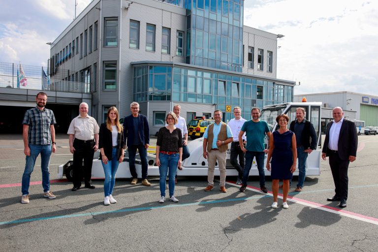 Freuen sich auf eine informative Veranstaltung (v. l.): Thomas Finke (Wirtschaftsförderung Gemeinde Borchen), Frank Segin (Klimaschutzmanager Stadt Bad Wünnenberg), Miriam Günther (Wirtschaftsförderung Energiestadt Lichtenau), Günter Voß (Klimaschutzmanager Energiestadt Lichtenau), Britta Tirre (Klimaschutzmanagerin Gemeinde Borchen), Martin Finger (Wirtschaftsförderung Stadt Bad Wünnenberg), Nicolas Westermeier (Handwerkskammer Ostwestfalen-Lippe), Michael Kubat (Wirtschaftsförderung Stadt Büren), Sam Seyfzadeh (Klimaschutzmanager Stadt Salzkotten), Petra Schepsmeier (Landesgesellschaft NRW.Energy4Climate), Sa-scha Glaser (Klimaschutzmanager Stadt Büren), Roland Hüser (Geschäftsführer Flughafen Paderborn/Lippstadt GmbH) (Foto: Stadt Büren)