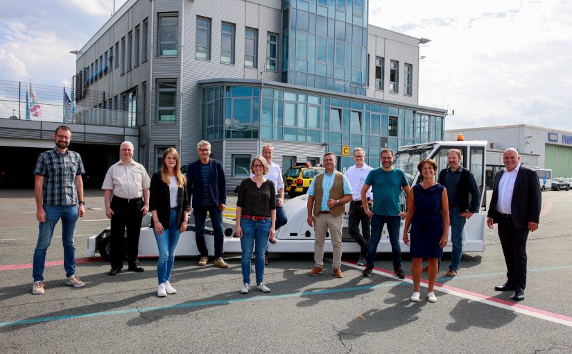 Freuen sich auf eine informative Veranstaltung (v. l.): Thomas Finke (Wirtschaftsförderung Gemeinde Borchen), Frank Segin (Klimaschutzmanager Stadt Bad Wünnenberg), Miriam Günther (Wirtschaftsförderung Energiestadt Lichtenau), Günter Voß (Klimaschutzmanager Energiestadt Lichtenau), Britta Tirre (Klimaschutzmanagerin Gemeinde Borchen), Martin Finger (Wirtschaftsförderung Stadt Bad Wünnenberg), Nicolas Westermeier (Handwerkskammer Ostwestfalen-Lippe), Michael Kubat (Wirtschaftsförderung Stadt Büren), Sam Seyfzadeh (Klimaschutzmanager Stadt Salzkotten), Petra Schepsmeier (Landesgesellschaft NRW.Energy4Climate), Sa-scha Glaser (Klimaschutzmanager Stadt Büren), Roland Hüser (Geschäftsführer Flughafen Paderborn/Lippstadt GmbH) (Foto: Stadt Büren)