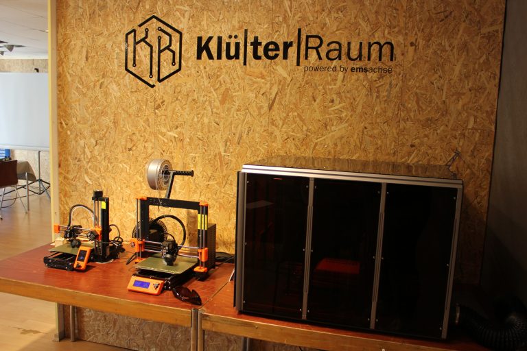 Im KlüterRaum können Interessierte kostenlos ihre Ideen mit dem Lasercutter, 3D-Druckern usw. umsetzen. (Foto: Wachstumsregion Ems-Achse e.V.)