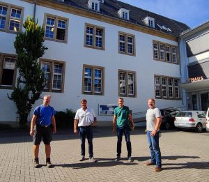 Lars Potthoff, Malte Brinkmann (Gebäudemanagement), Sascha Glaser (Klimaschutzmanager) und Stefan Schulte (DOKO Energy GbR) beim Ortstermin zur Photovoltaik-Potentialanalyse (Foto: Stadt Büren)