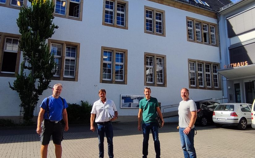 Lars Potthoff, Malte Brinkmann (Gebäudemanagement), Sascha Glaser (Klimaschutzmanager) und Stefan Schulte (DOKO Energy GbR) beim Ortstermin zur Photovoltaik-Potentialanalyse (Foto: Stadt Büren)