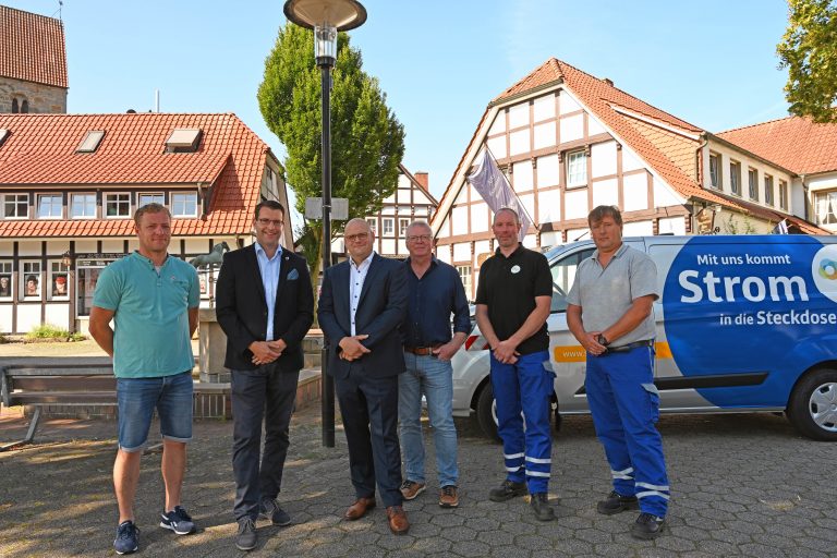 Ortstermin in Reckes guter Stube: Die Vertreter der Gemeinde Recke und der Stadt-werke Tecklenburger Land freuen sich über einen gelungenen Start der Zusammenar-beit in Sachen Straßenbeleuchtung: (v.l.) Hendrik Esselmann, Bürgermeister Peter Vos, SWTE-Geschäftsführer Tobias Koch, Ludger Große Sundrup, Christian Mentrup und Uwe Klostermann. (Foto: Stadtwerke Tecklenburger Land GmbH & Co. KG)