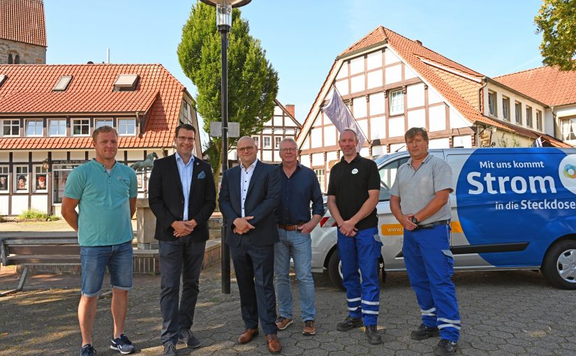 Ortstermin in Reckes guter Stube: Die Vertreter der Gemeinde Recke und der Stadt-werke Tecklenburger Land freuen sich über einen gelungenen Start der Zusammenar-beit in Sachen Straßenbeleuchtung: (v.l.) Hendrik Esselmann, Bürgermeister Peter Vos, SWTE-Geschäftsführer Tobias Koch, Ludger Große Sundrup, Christian Mentrup und Uwe Klostermann. (Foto: Stadtwerke Tecklenburger Land GmbH & Co. KG)